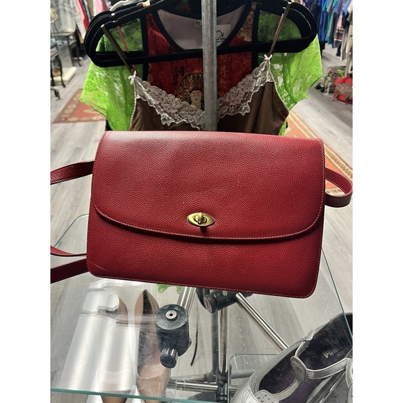 Coach Handbags - Vinntage COACH 4403 Turnlock Shoulder Bag Red Leather City Bag Made In Italy